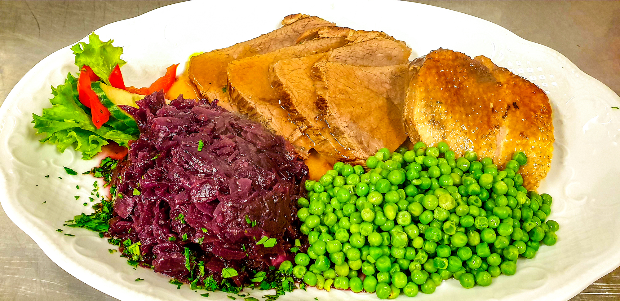 Fleisch mit Rotkohl und Erbsen